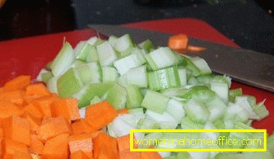 Нарезаем крупными кубиками сельдерей, перец, морковь, помидоры