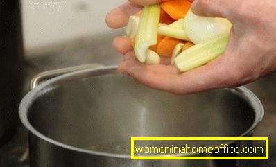 В кипящую воду добавляем все овощи