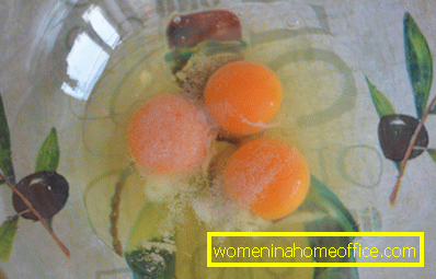 Răspândiți trei ouă crude, adăugați un vârf de sare