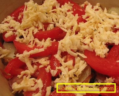 Salată cu carne de crab, roșii și brânză